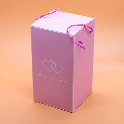 Imaginea Trandafir etern luminos într-o vază de sticlă în ambalaj cadou